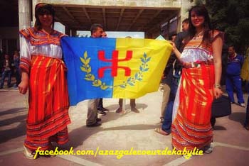 Femmes kabyles avec le nouveau drapeau Kabyle